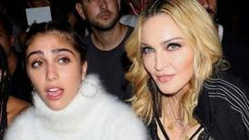 (FOTOS) Hija de Madonna muestra sus axilas sin depilar en la MET Gala