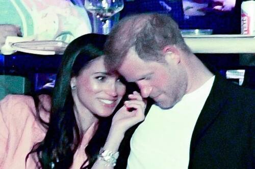 Realeza Meghan saludó a la multitud mientras la pareja real se miraba y sonreía y se reía. - Créditos: Twitter