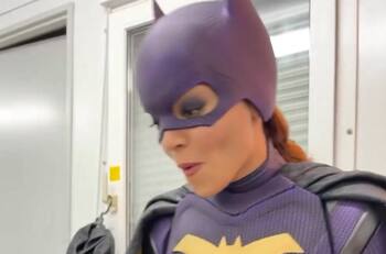 Comparten fotos inéditas de cómo se veía Leslie Grace como Batgirl