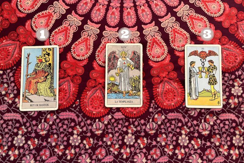 Cartas del Tarot sobre una tela.