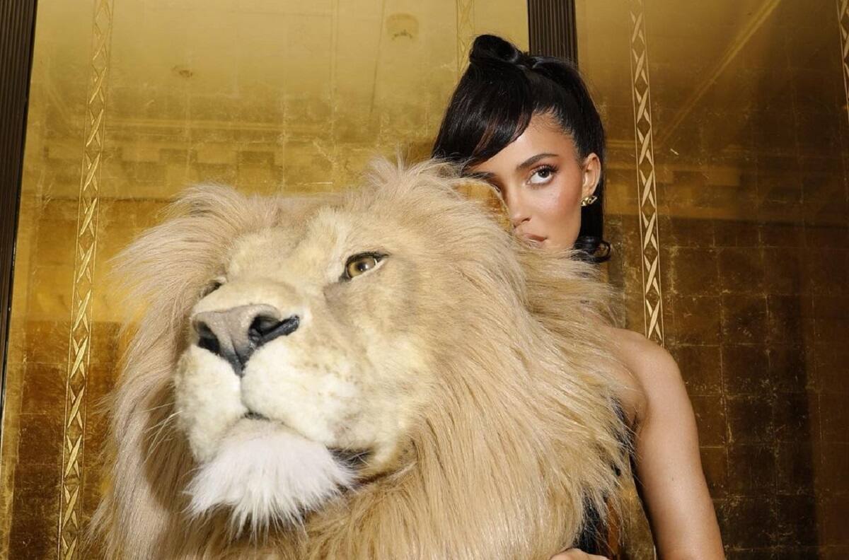 Kylie Jenner genera polémica por lucir una cabeza de león en la Semana de la Moda de París