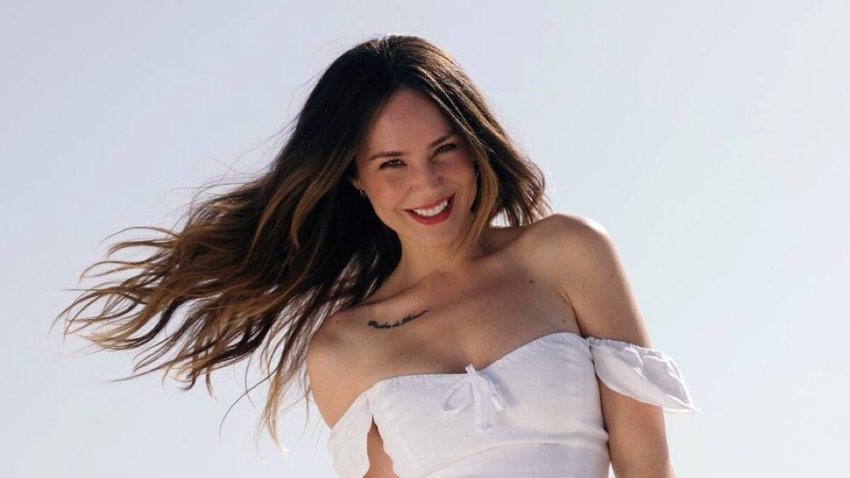Camila Sodi posa de frente y sin ropa en el torso con el desierto de fondo