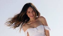 Camila Sodi posa de frente y sin ropa en el torso con el desierto de fondo