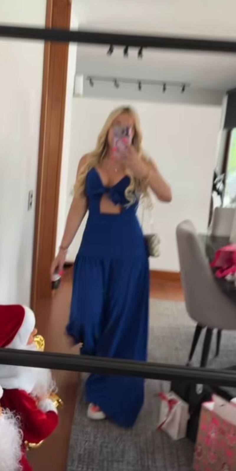 La influencer fue a votar con un entero azul.