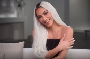 Kim Kardashian presume foto en la playa al estilo Barbie Malibú, ¿en casa de Tom Brady?