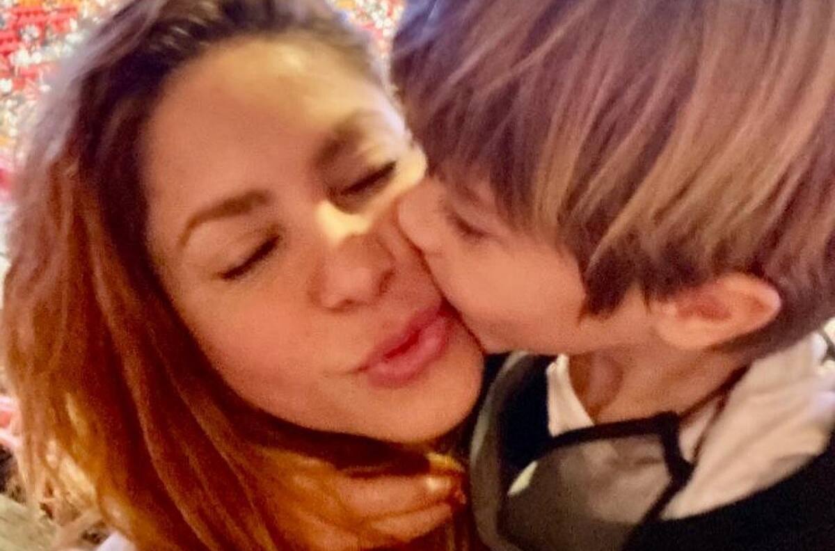 Shakira presume talento musical de Milan