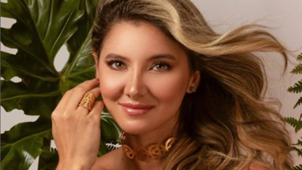 Daniela Álvarez estaría embarazada, vestido la delata y deja ver su “barriguita”