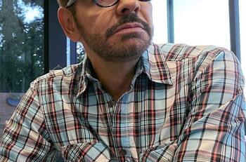 Eugenio Derbez se orina durante transmisión en vivo mientras estaba hipnotizado