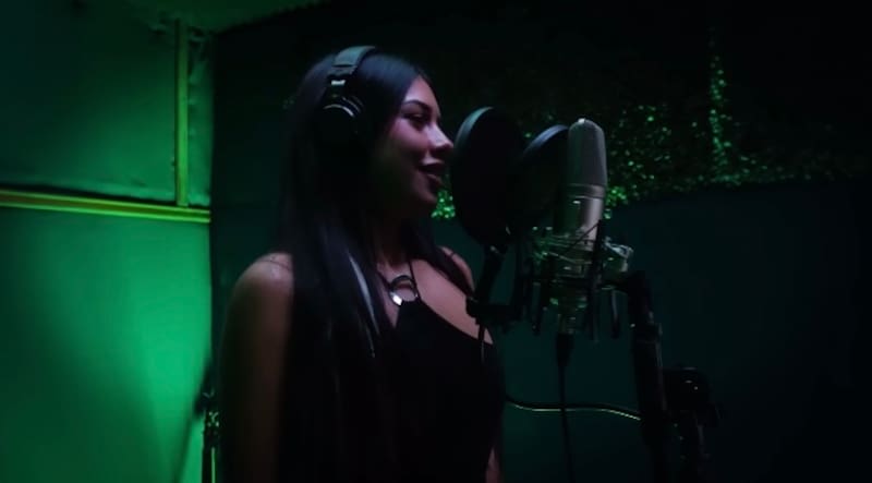 Eskarcita incluyó en su canción "reinas bellas", frase que Ignacia Michelson asegura haber creado.