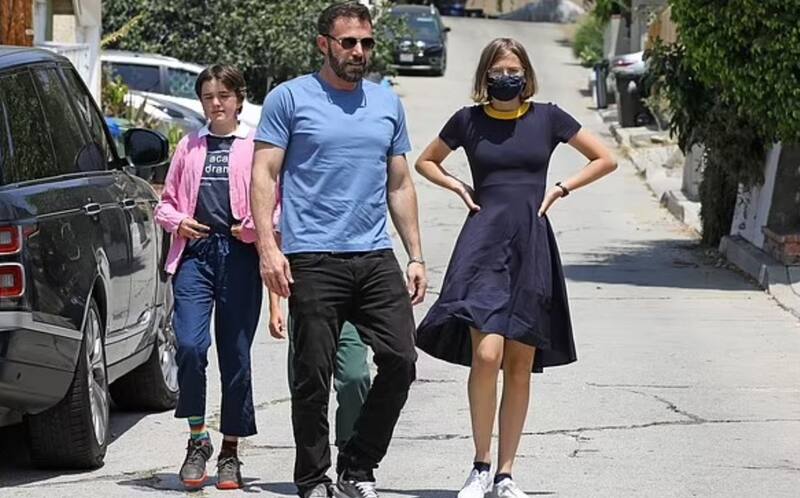 Ben Affleck El actor celebró su cumpleaños 49 junto a sus tres hijos: Violet, Seraphina y Samuel - Créditos: Daily Mail