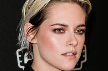 Kristen Stewart imita la elegancia Lady Di y luce como princesa en la premier de "Spencer"