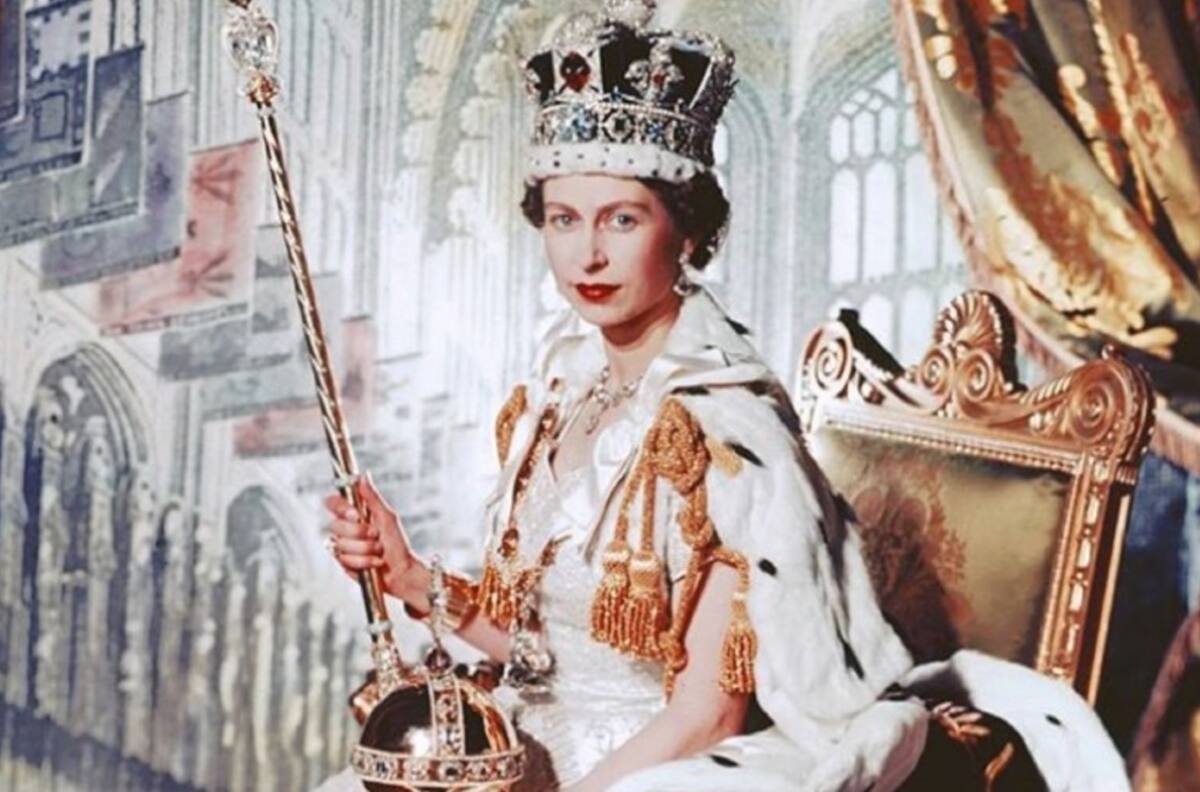 La coronación de la reina Isabel II se inundó con un peculiar olor, y más detalles del evento real