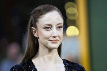 Andrea Riseborough mantiene su nominación como mejor actriz en los Oscar en medio de polémicas