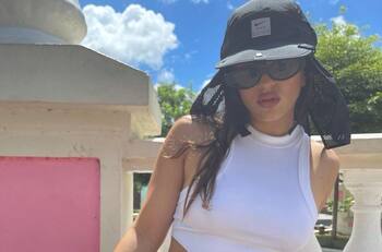 Rosalía sorprende con atrevido diseño en nuevo proceso de manicura