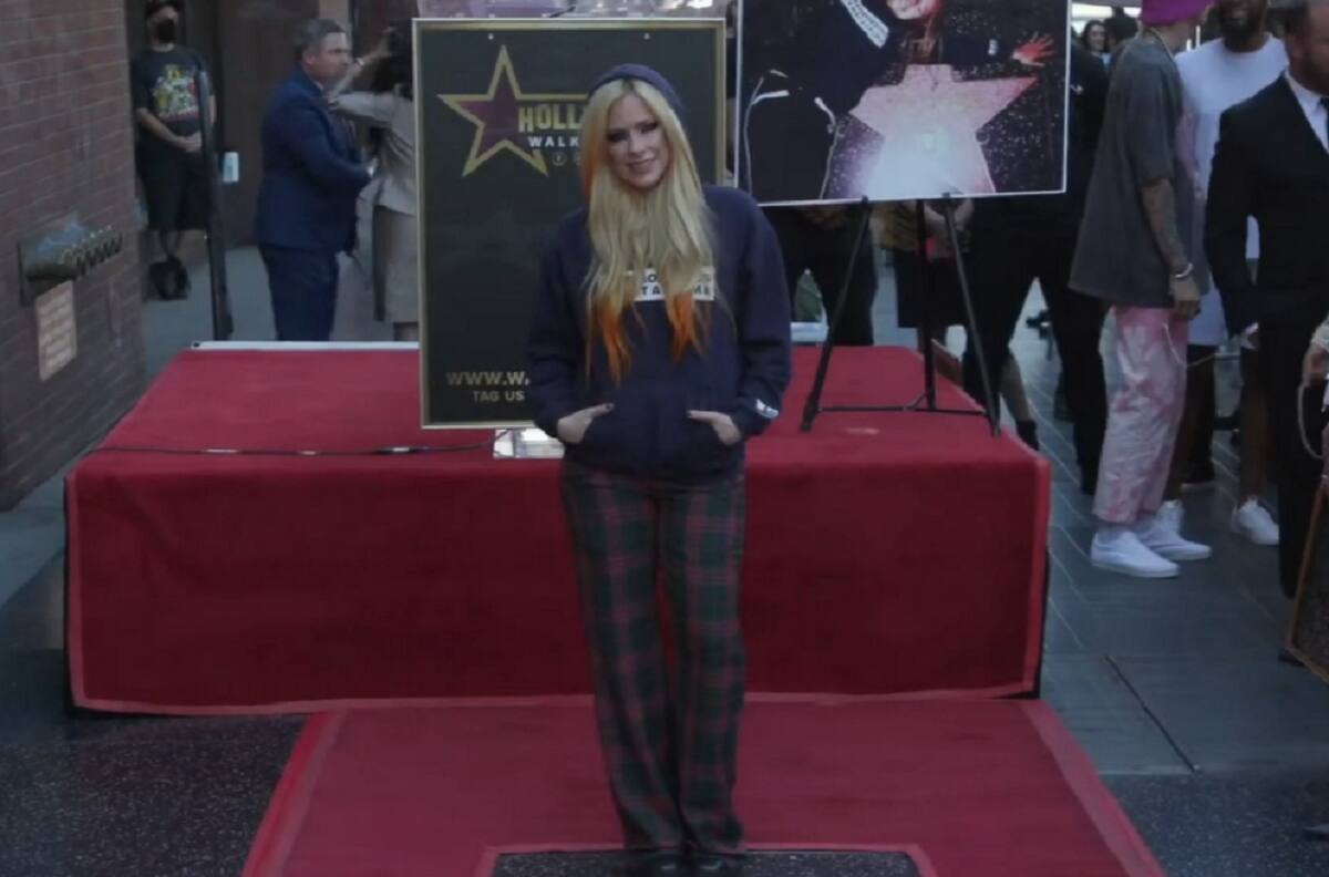 Avril Lavigne recibió su estrella en el Paseo de la Fama de Hollywood con emotivo discurso de Machine Gun Kelly