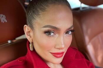 Jennifer Lopez da cátedra de cómo llevar un look monocromático rojo esta Navidad
