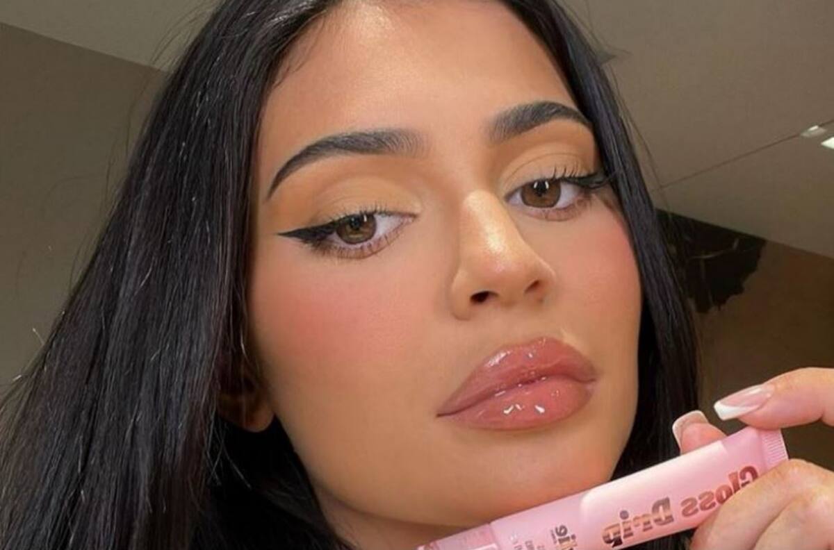 Kylie Jenner celebra San Valentín besando en la boca a su mejor amiga