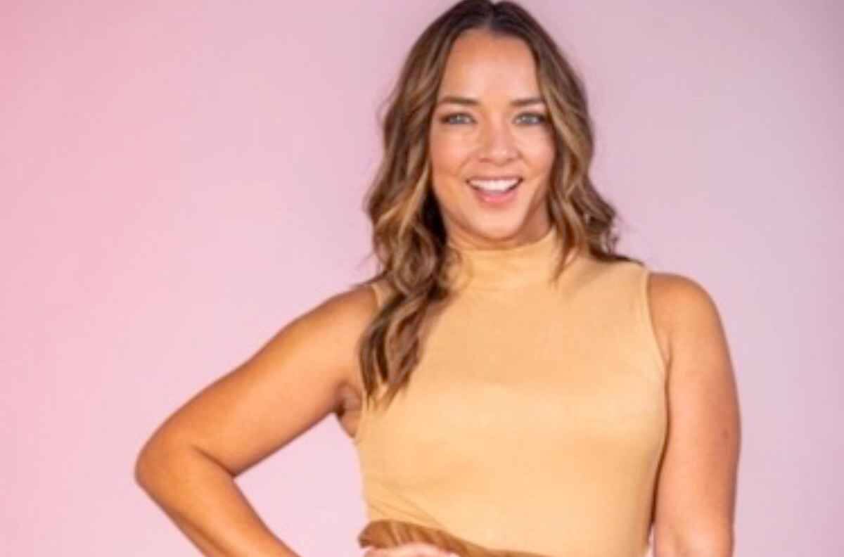 Adamari López enciende con su figura la portada de revista fitness