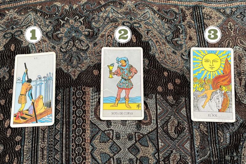 Cartas del Tarot reveladas sobre una tela.