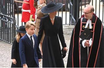 Kate Middleton consoló a Charlotte y George en su llegada al funeral de la Reina Isabel II