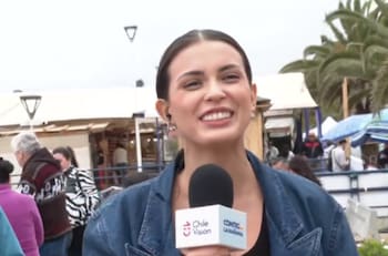 Besó un pescado y la vincularon con Roberto Cox: Constanza Capelli se lució en su debut como notera en Chilevisión