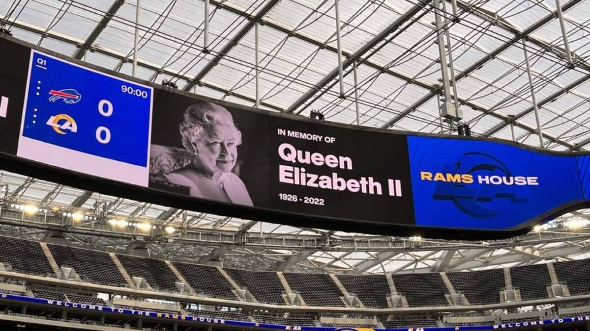 La reina Isabel es honrada con un momento de silencio antes del inicio del primer juego de la NFL