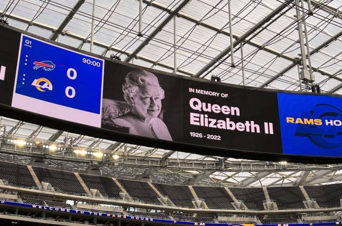 La reina Isabel es honrada con un momento de silencio antes del inicio del primer juego de la NFL