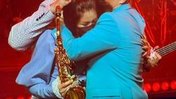 Alejandro Sanz invita a la saxofonista María Elena Ríos a tocar con él en su concierto