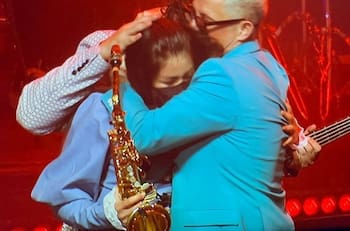 Alejandro Sanz invita a la saxofonista María Elena Ríos a tocar con él en su concierto