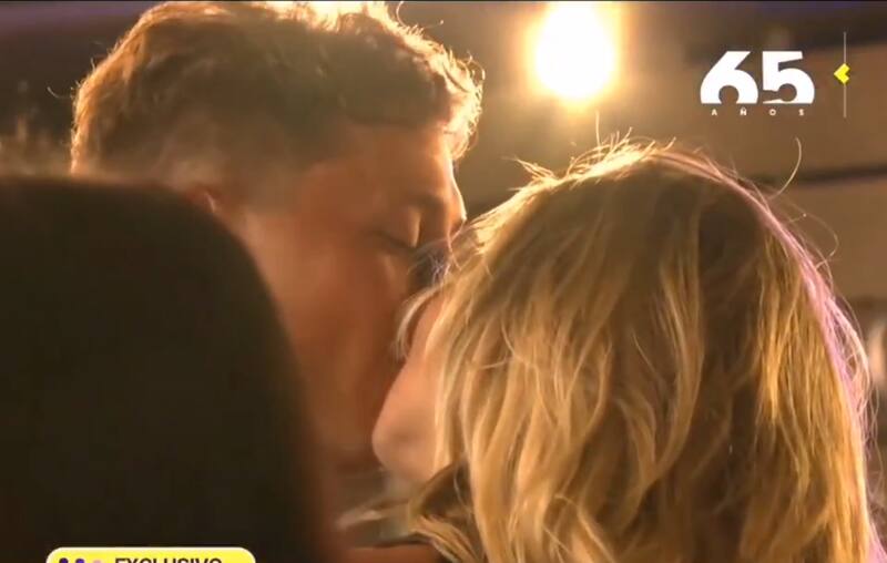 El joven con que la influencer fue captada dándose un beso.