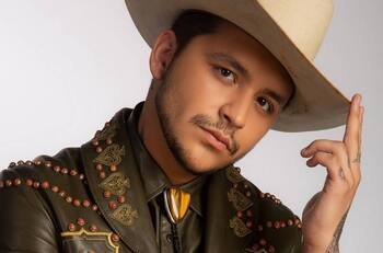 Christian Nodal cubre los tatuajes de Belinda con máscara de Batman