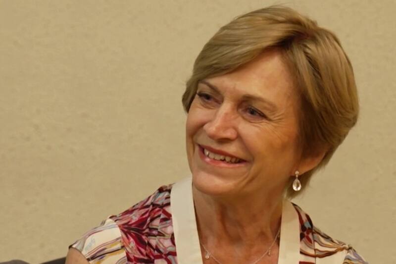 Evelyn Matthei Fue sorprendida por un automóvil que le entregó un especial mensaje. - Créditos: Canal 13