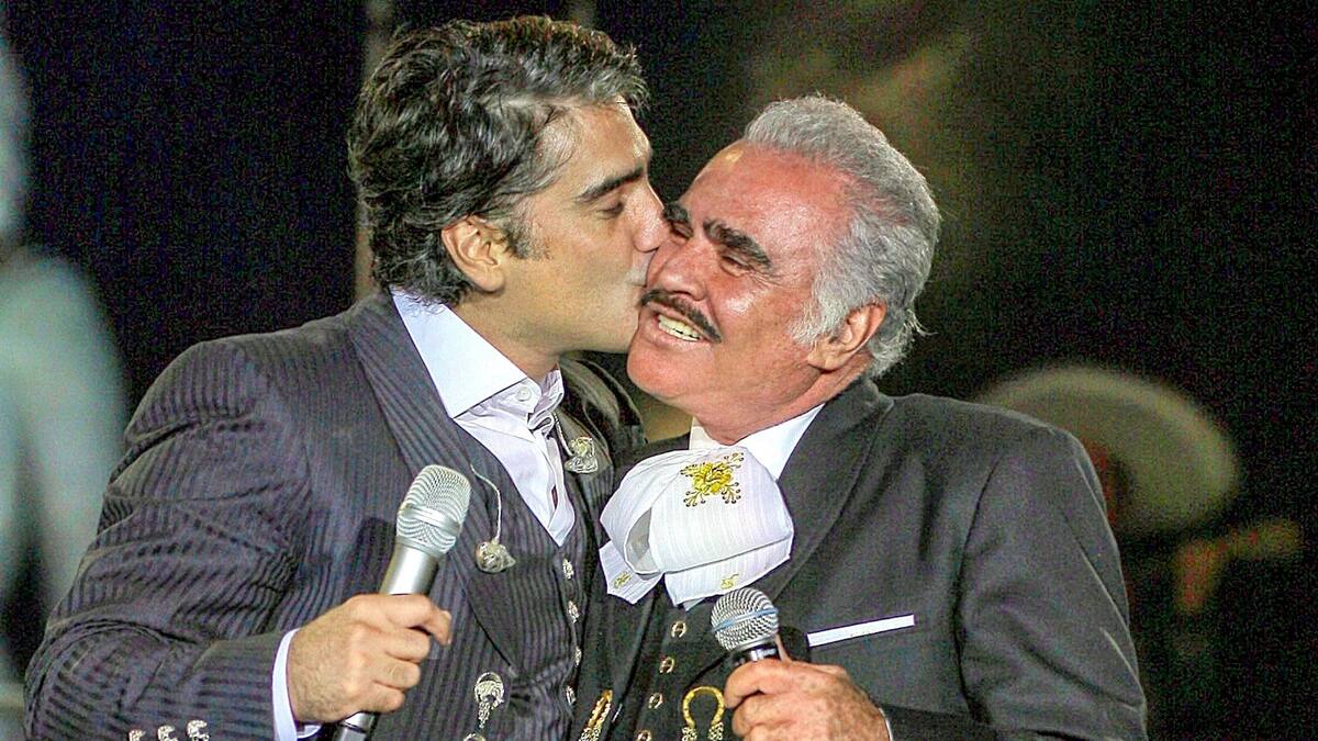 Entre lágrimas, Alejandro Fernández le canta a su padre