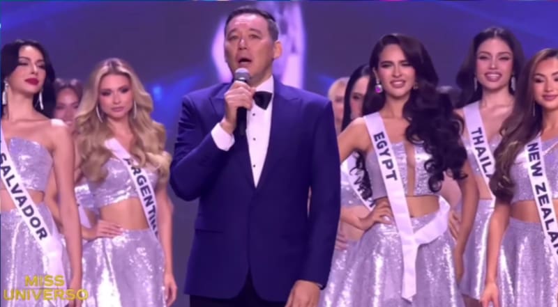 Momento en que Miss Argentina lucía detrás del animador.