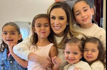 Jacky Bracamontes y sus cinco hijas presumen la decoración que hicieron en casa para Halloween
