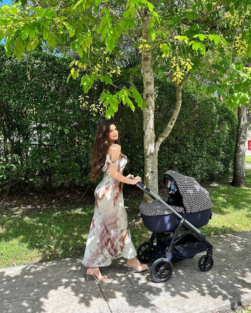 La modelo salió a dar un paseo con su bebé