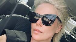 Charlize Theron celebra con una fiesta de misterio y asesinato ochentera