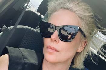 Charlize Theron celebra con una fiesta de misterio y asesinato ochentera