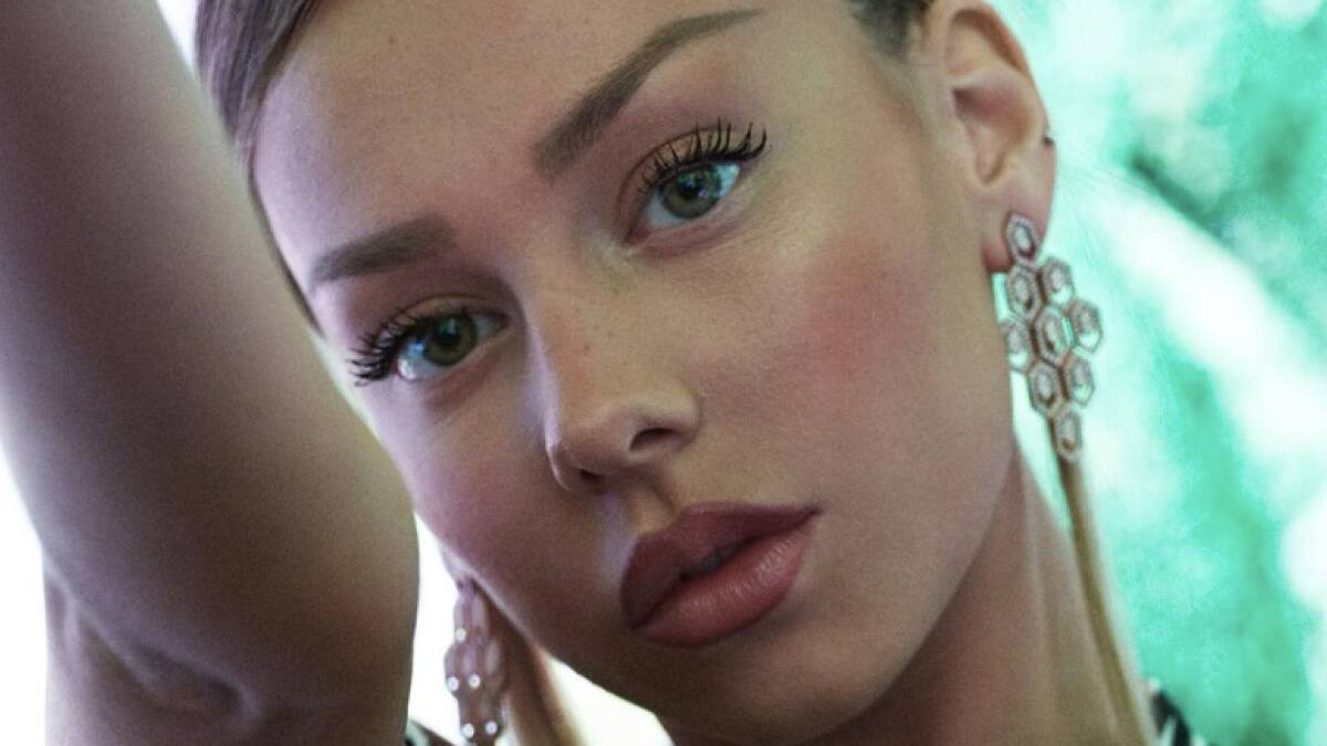 "Peace Peace Now Now": Ester Expósito y reconocidas actrices exponen la lucha femenina en miniserie