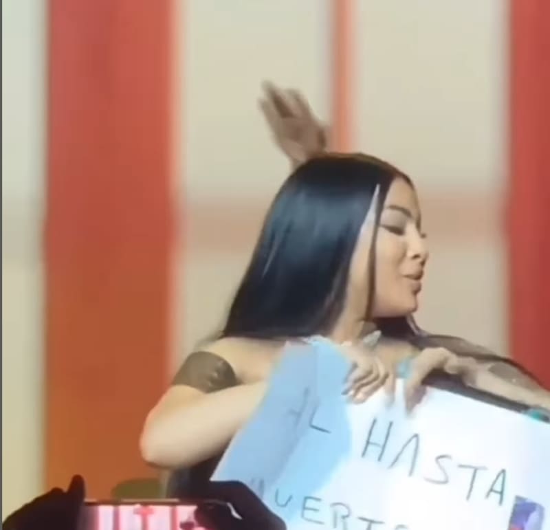 La rapera rompió un cartel que tenía frases de Anuel AA.