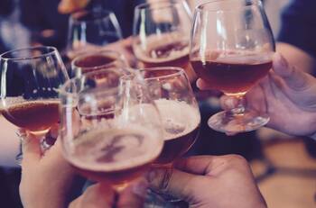 ¿Vas a un bar o un concierto? Aquí los nuevos lineamientos para el Condado de Los Ángeles