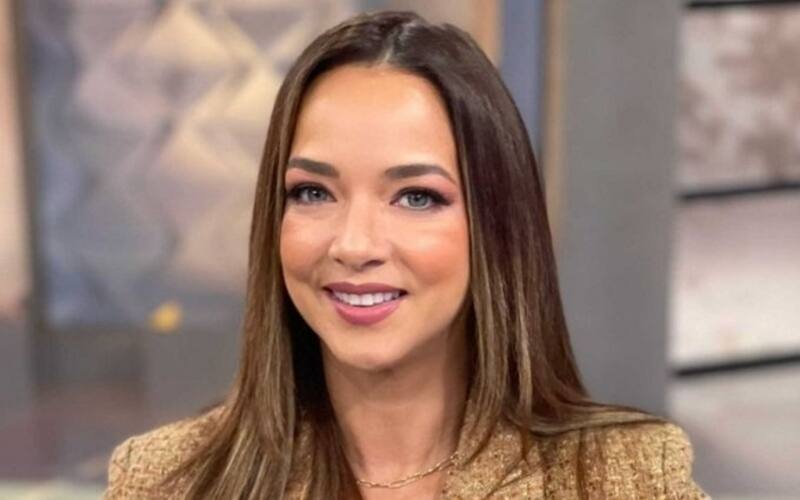 Adamari López luce un romper naranja durante su viaje en Europa