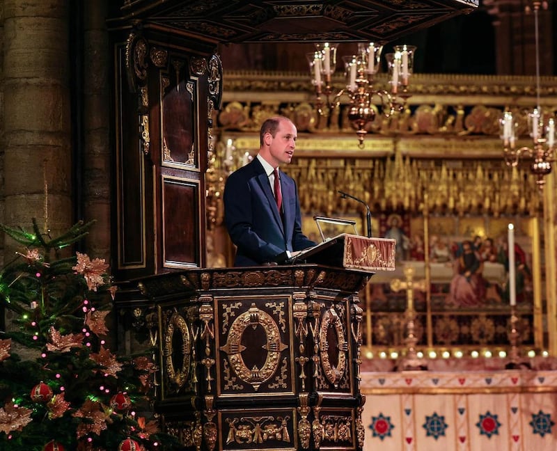 Principe William leyendo sobre la navidad