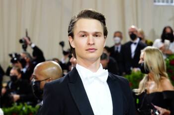 Quién es Ansel Elgort, el actor que fue criticado por asistir a la MET Gala y cuál es su polémica