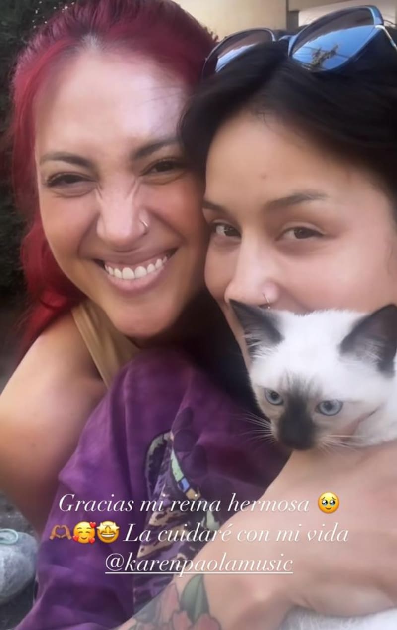 Karen Paola le regaló una gatita a Denise Rosenthal.