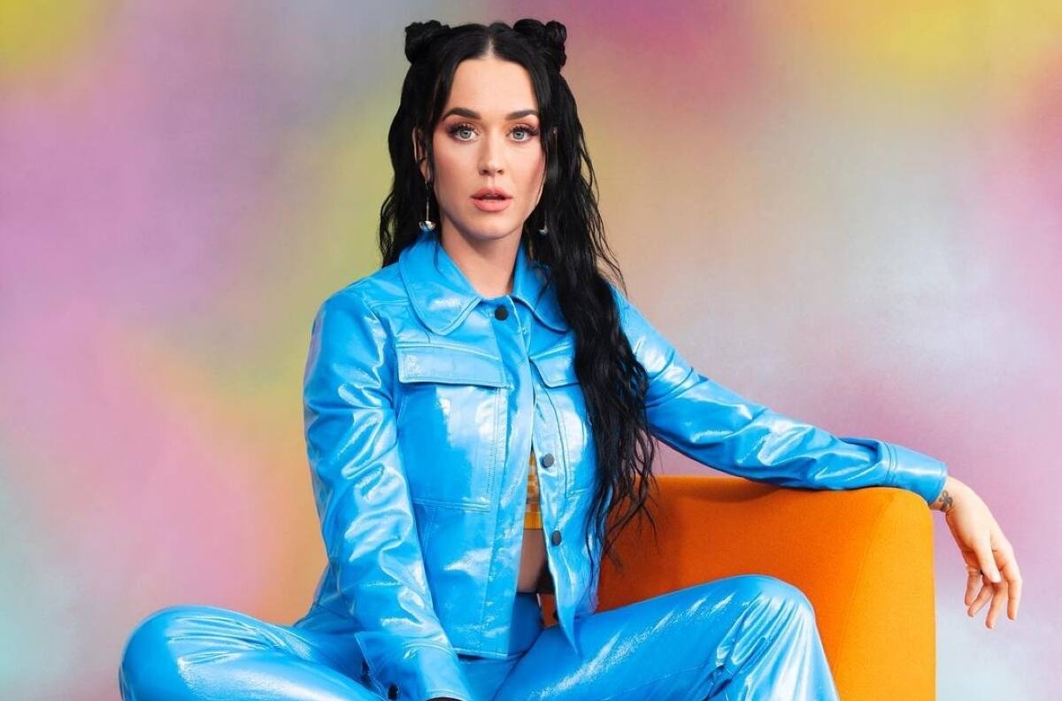 Katy Perry se hace viral con su peculiar forma de compartir pizza con sus fans durante show