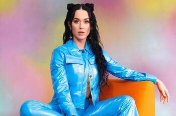 Katy Perry se hace viral con su peculiar forma de compartir pizza con sus fans durante show