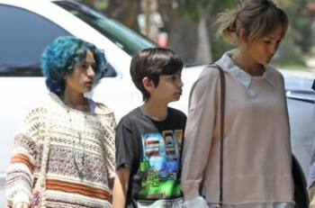 Emme y Max Muñiz enternecieron al dormirse en el regazo de Jennifer Lopez y Ben Affleck