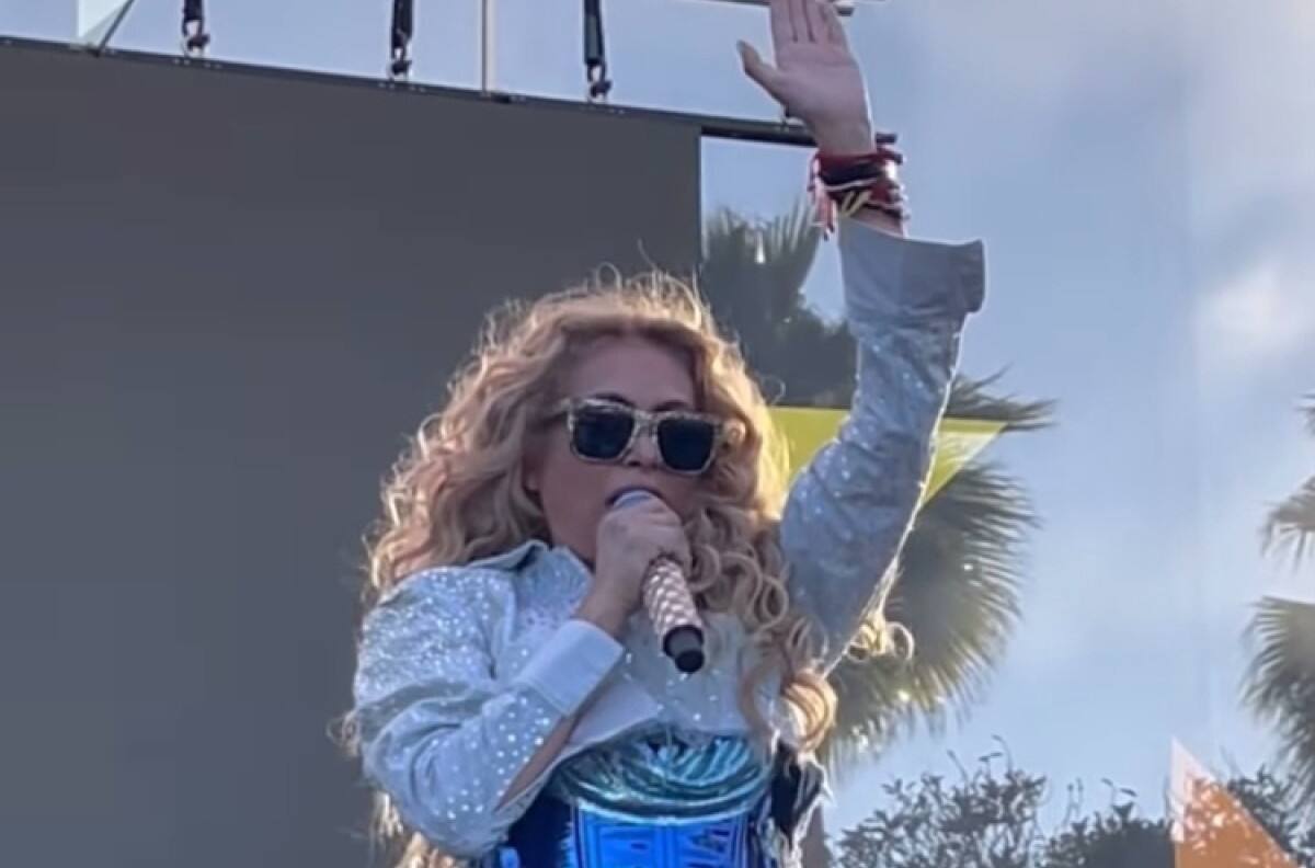 Paulina Rubio alza la voz en el Long Beach Pride para recordar a su madre