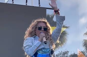 Paulina Rubio alza la voz en el Long Beach Pride para recordar a su madre